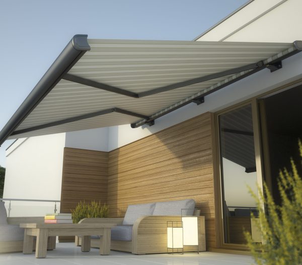 Zárt szerkezetű napellenző Zárt szerkezetű, könyökkaros napellenző, terasz árnyékolóként, nyitott állapotban