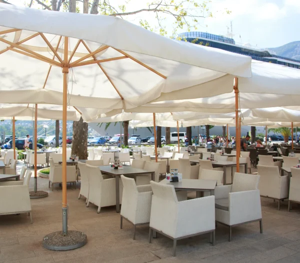 Gombaernyő Szabadon álló, középen oszlopos, teleszkópos napernyő étteremi árnyékoló