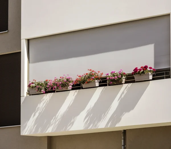 Separet árnyékoló Napháló textil separet árnyékoló teraszon leengedett állapotban