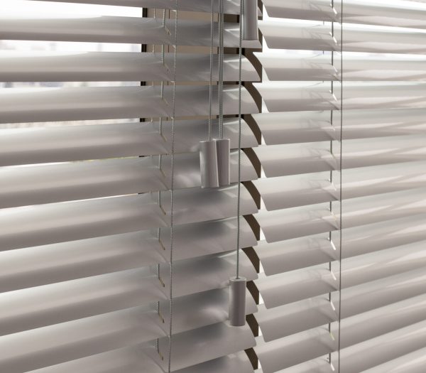 Alumínium reluxa Fehér alumínium reluxa, zsinóros működtetéssel.