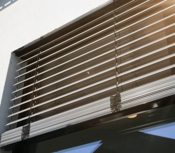 Beépített tokos, antracit szürke, zsaluzia félig leengedett állapotban. Beépített tokos, antracit szürke, zsaluzia félig leengedett állapotban.